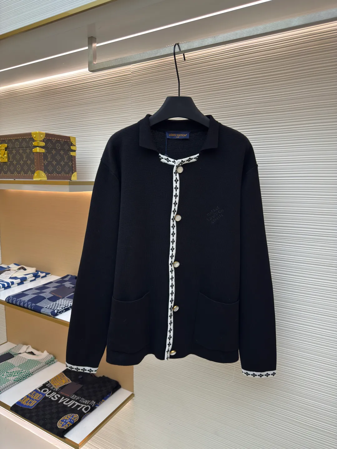 LOUIS VUITTON knitted college style suit outer ●Authentic product: Purchased and developed by 20371 ●Item number: 1680255-B75 ●Fabric: woolen yarn fabric ●Technology: knitted production ●Version: fitted version ●Weight: about 740g ●Size: XS-S-M-L ●Description: Made of 42-count woolen yarn, 14-needle flat knitting piece for up to 200 minutes, placket jacquard craft with four-color flowers. The cuffs are hand-sewn by hand, and the threads are routed on a flat machine. After high-temperature washing, the fabric has a soft and natural drape and a comfortable and skin-friendly touch. The buttons are custom-made with laser-engraved electroplated antique gold diamond buttons. The letters on the chest are embroidered with fixed-point stitching, which is precise and three-dimensional. The overall wiring is straight and delicate, the fabric is comfortable and soft, and the color is consistent without color difference. It can be matched with the same style to create a fashionable look and control various occasions. Customized accessories, complete with three standards, same style for men and women!